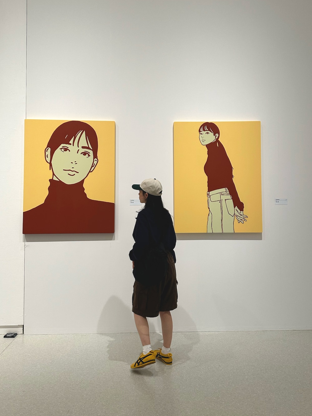 イエロー系のスニーカー、ブラウン系のその他パンツ、ブラック系のショルダーバッグを着用したレディースの春コーディネートの3枚目の写真