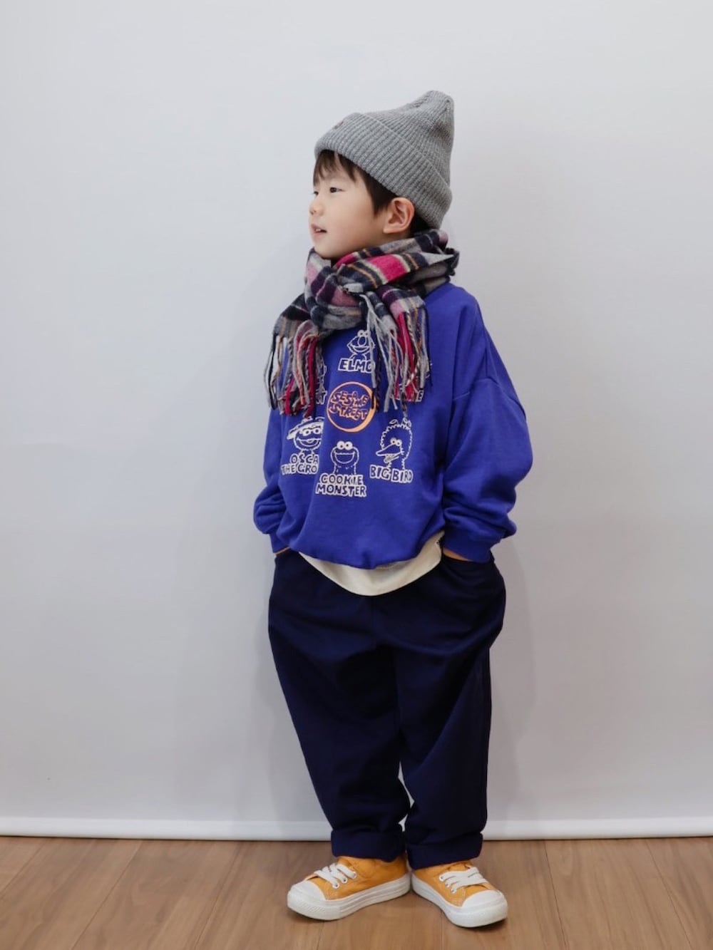 ブルー系のスウェット、ベージュ系のTシャツ/カットソー、ブルー系のパンツを着用したキッズの冬コーディネートの2枚目の写真