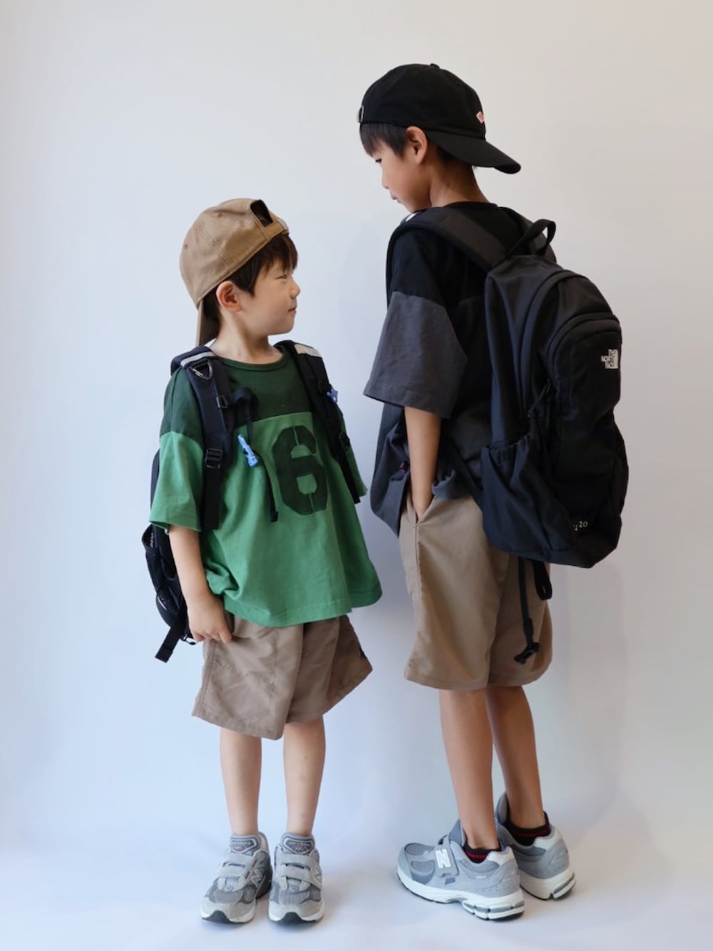 グリーン系のTシャツ/カットソー、グレー系のTシャツ/カットソー、ベージュ系のその他パンツを着用したキッズの夏コーディネートの3枚目の写真