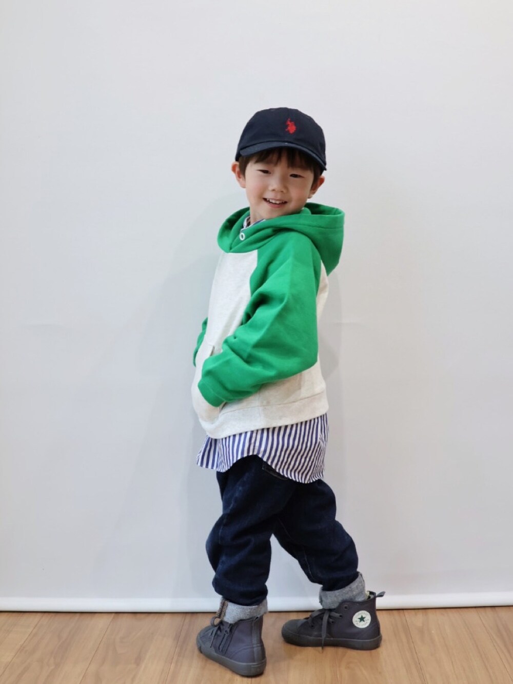 グリーン系のパーカー、ブルー系のシャツ/ブラウス、ブルー系のデニムパンツを着用したキッズの冬コーディネートの5枚目の写真