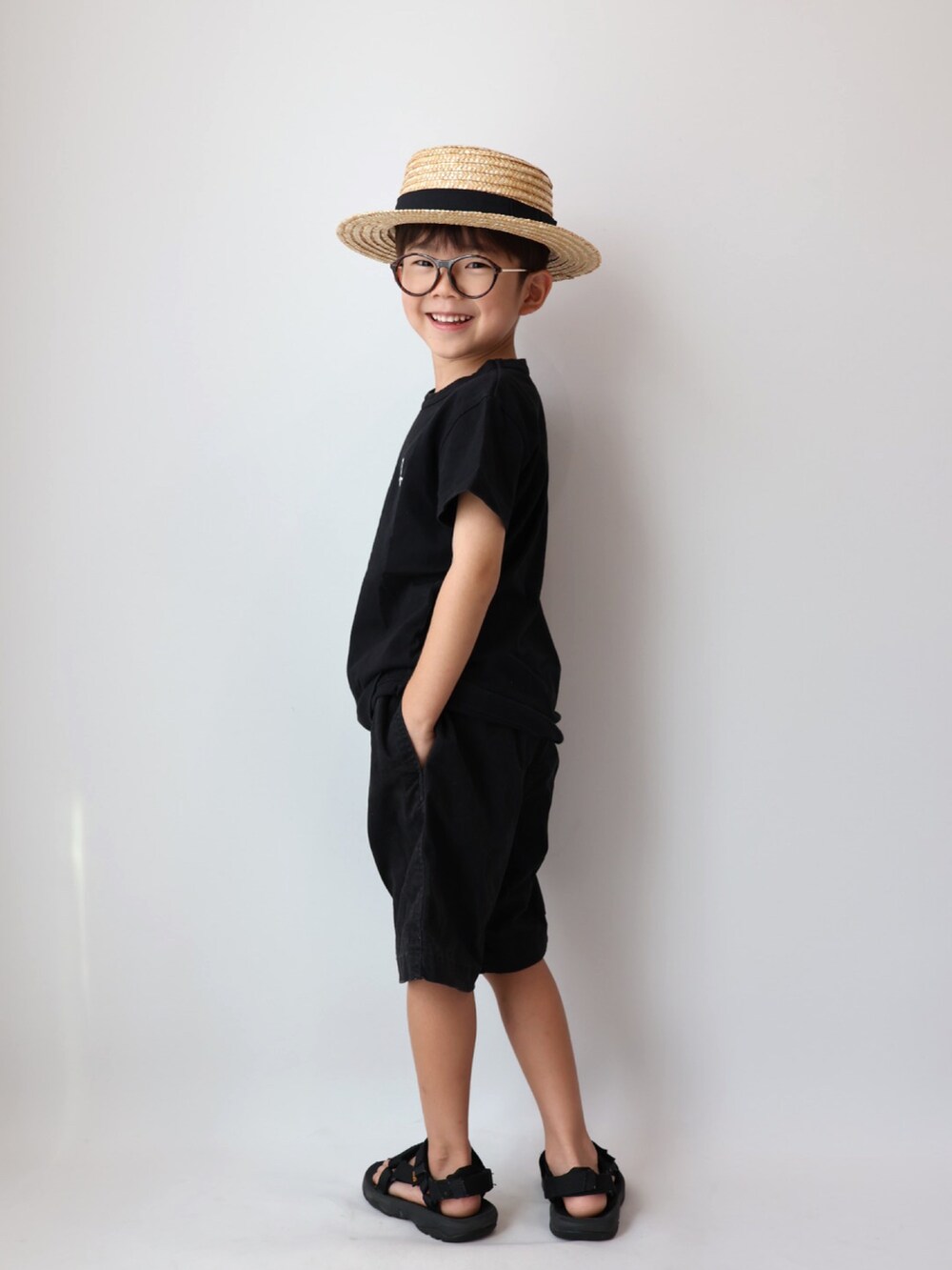 ブラック系のTシャツ/カットソー、ブラック系のその他パンツ、ブラック系のサンダルを着用したキッズの夏コーディネートの4枚目の写真