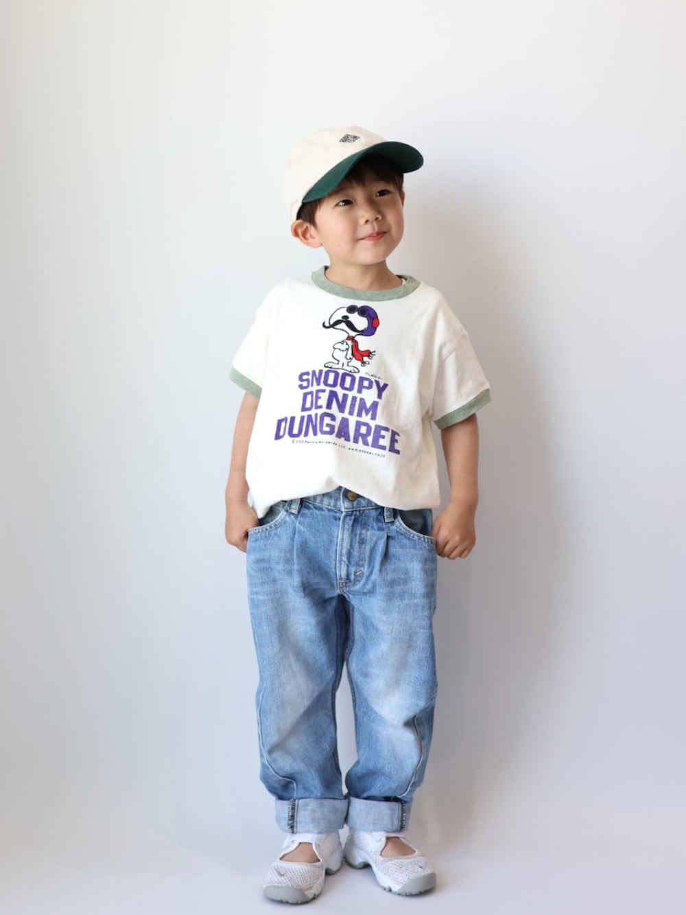 ホワイト系のトップス、ホワイト系のスニーカー、ホワイト系のキャップを着用したキッズの春コーディネートの2枚目の写真