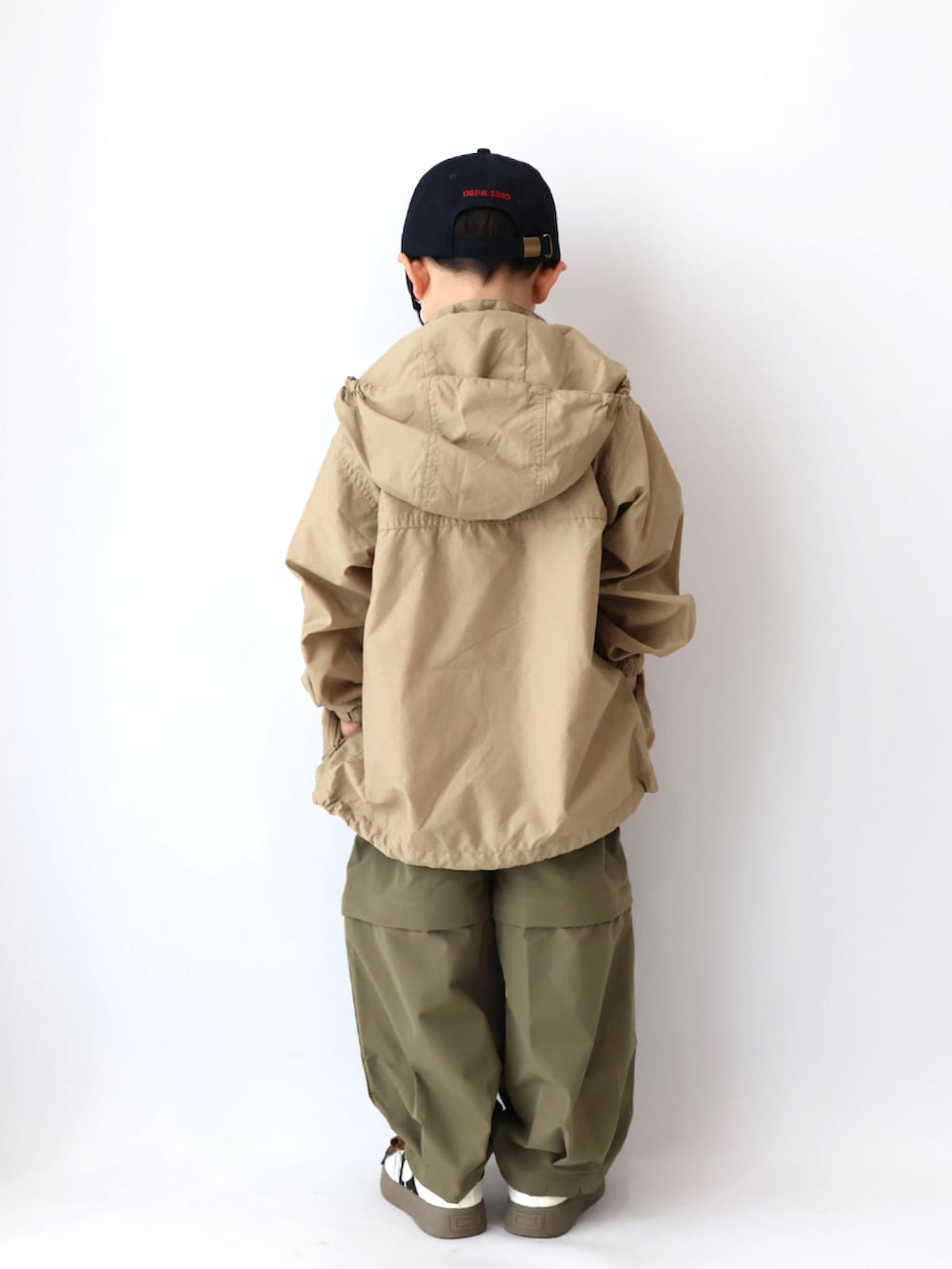 ピンク系のTシャツ/カットソー、グリーン系のパンツ、ベージュ系のブルゾンを着用したキッズの春コーディネートの5枚目の写真