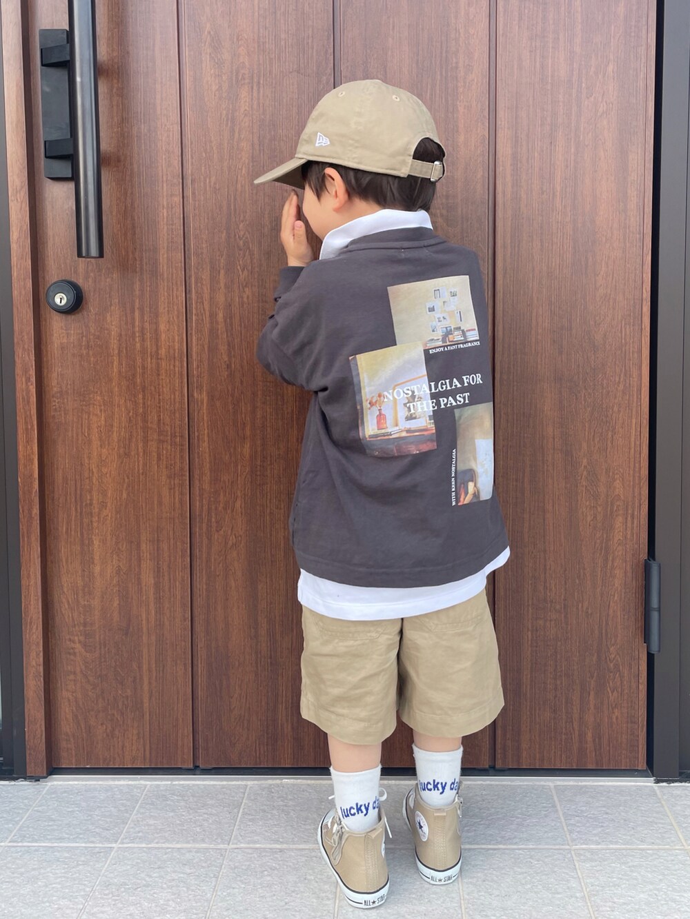 グレー系のTシャツ/カットソー、ホワイト系のトップス、ベージュ系のパンツを着用したキッズの春コーディネートの4枚目の写真