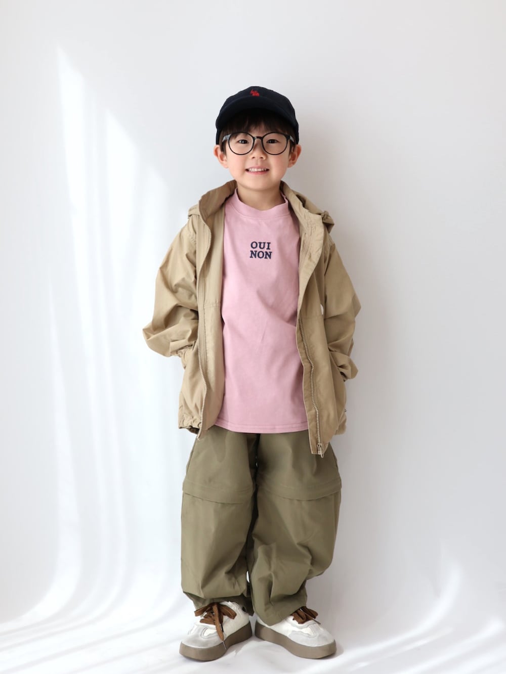 ピンク系のTシャツ/カットソー、グリーン系のパンツ、ベージュ系のブルゾンを着用したキッズの春コーディネートの2枚目の写真
