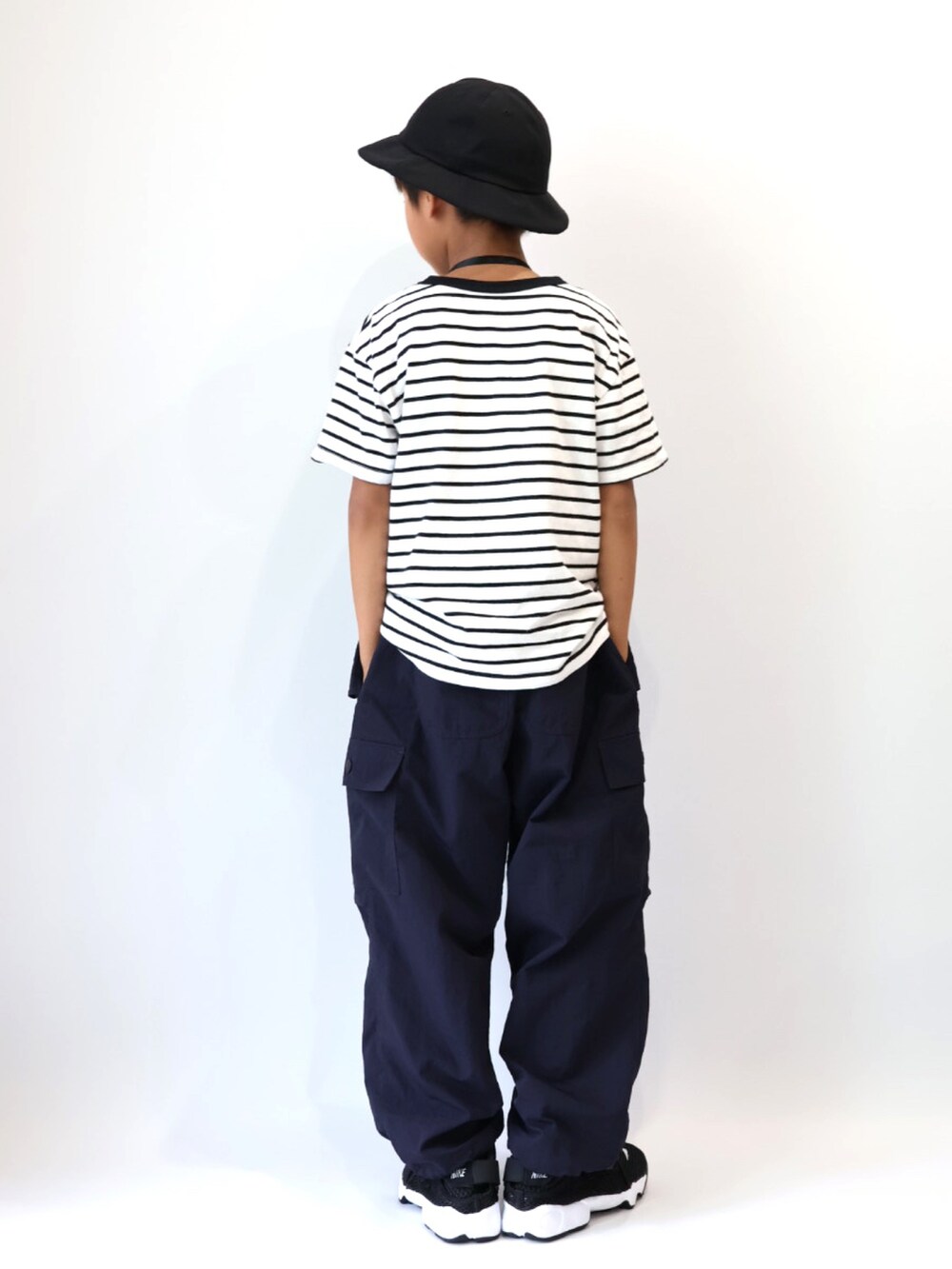 ブラック系のTシャツ/カットソー、ブルー系のカーゴパンツ、ブラック系のスニーカーを着用したキッズの夏コーディネートの4枚目の写真