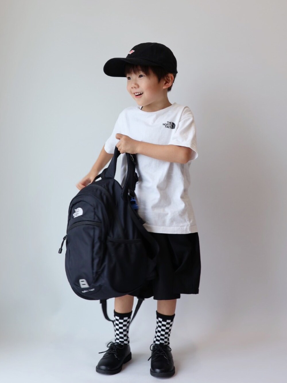 ホワイト系のTシャツ/カットソー、ブラック系のその他パンツ、ブラック系のその他シューズを着用したキッズの夏コーディネートの4枚目の写真