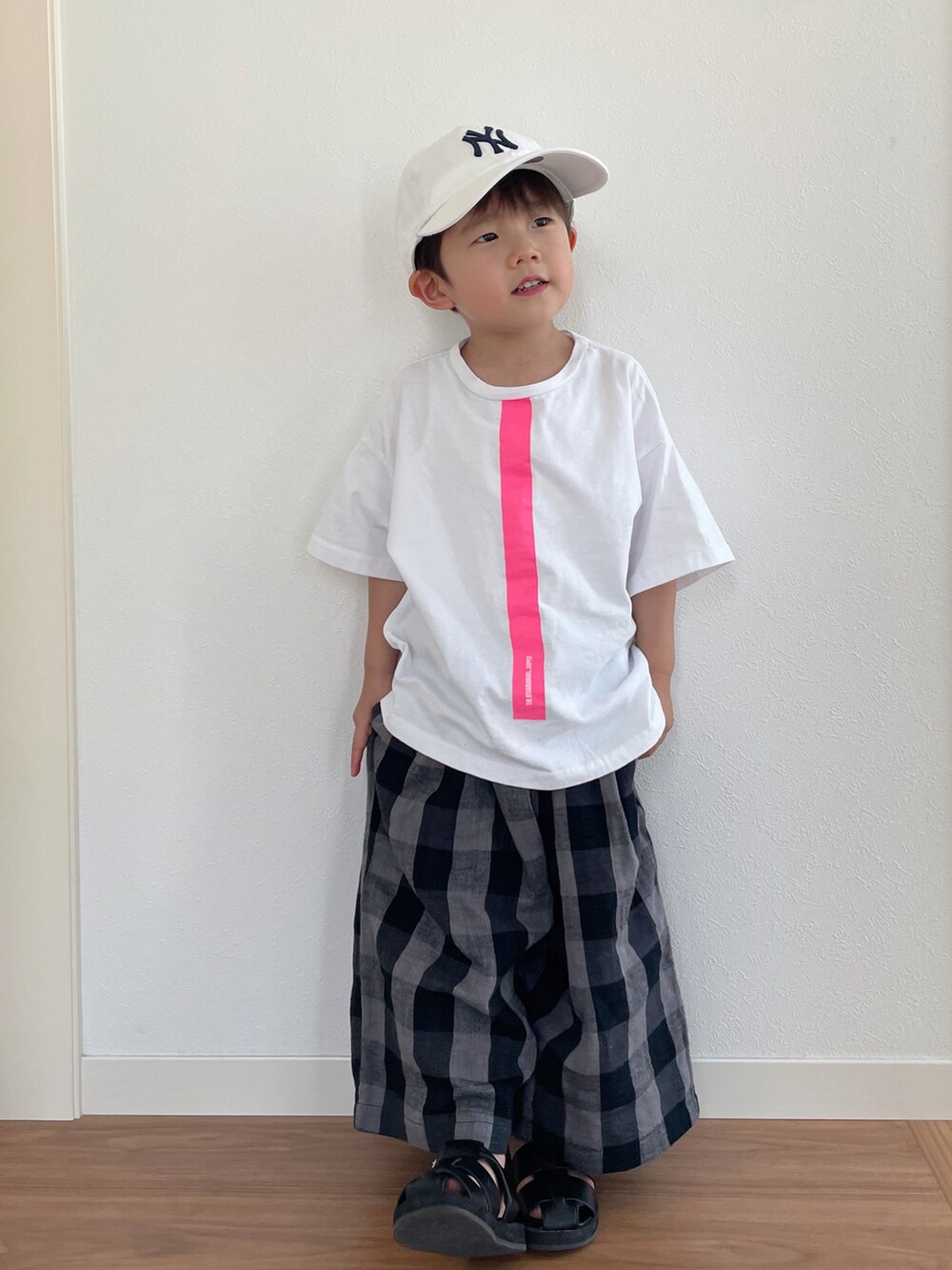 ブラック系のTシャツ/カットソー、ブラック系のその他パンツ、ブラック系のサンダルを着用したキッズの夏コーディネートの2枚目の写真