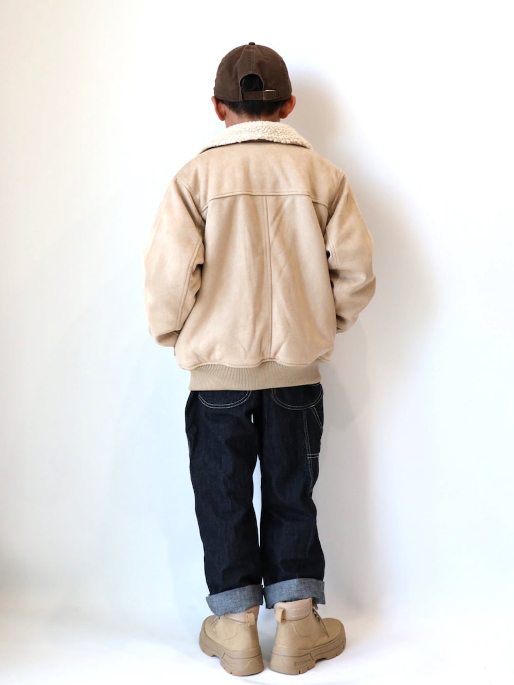 「クリスマスに着たい服、ボアジャケット、ストリート、ブーツ、レイヤードスタイル、サロペット、キャップ、冬アウター、休日スタイル、マイベストコーデ2023、お出かけコーデ、秋冬コーデ、冬コーデ」｜「NEW ERAのNEW ERA x B:MING by BEAMS / 別注 930 パッカブル ６パネルキャップ（キャップ、ブラウン系）」を使った、Nana…Haku…‪‪さん（キッズ・100cm）の冬コーディネートの4枚目の写真