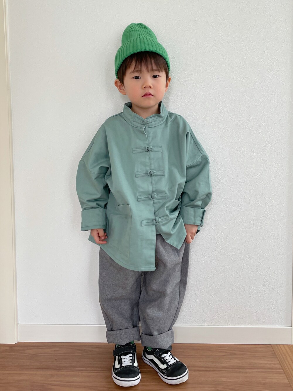 ブルー系のテーラードジャケット、グレー系のその他パンツ、ブラック系のスニーカーを着用したキッズの冬コーディネートの2枚目の写真