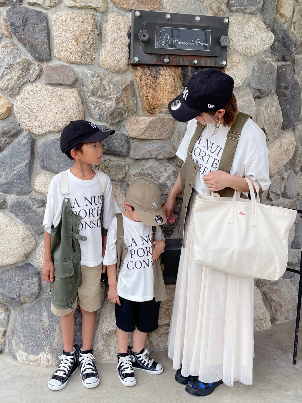 グリーン系のベスト、ホワイト系のTシャツ/カットソー、ブラック系のスニーカーを着用したキッズの夏コーディネートの2枚目の写真