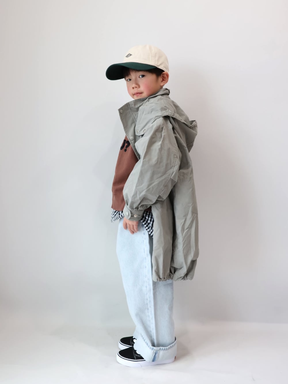 ブラウン系のスウェット、グリーン系のモッズコート、ブラック系のシャツ/ブラウスを着用したキッズの冬コーディネートの3枚目の写真