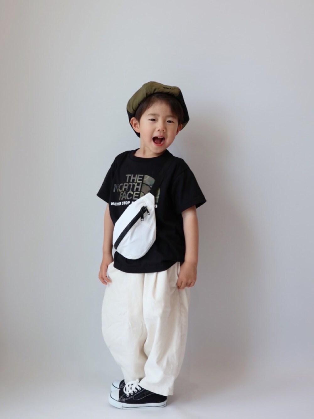 ホワイト系のボディバッグ/ウエストポーチ、ブラック系のTシャツ/カットソー、ホワイト系のその他パンツを着用したキッズの春コーディネートの3枚目の写真