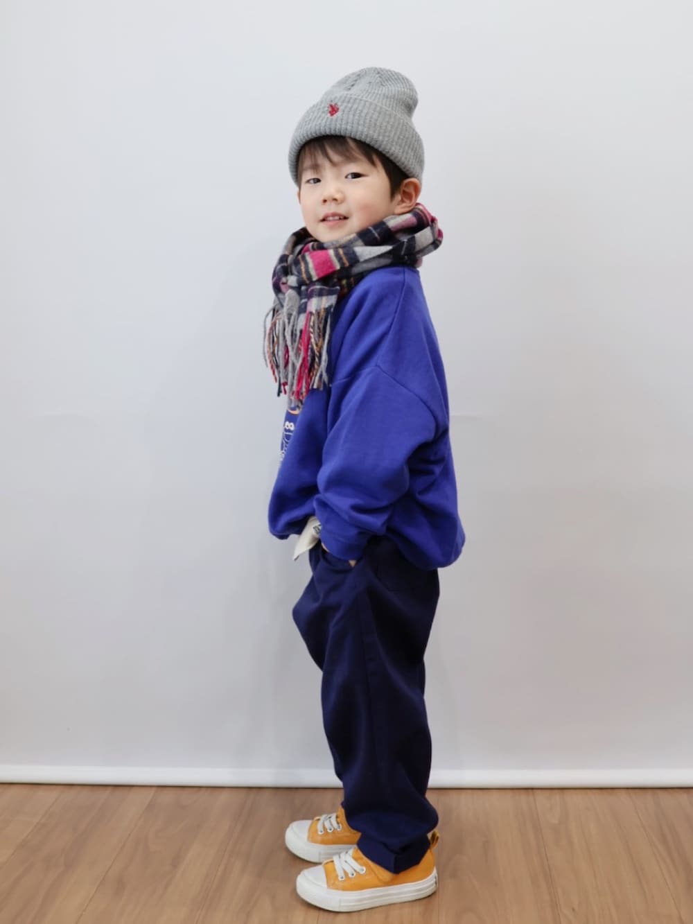 ブルー系のスウェット、ベージュ系のTシャツ/カットソー、ブルー系のパンツを着用したキッズの冬コーディネートの3枚目の写真