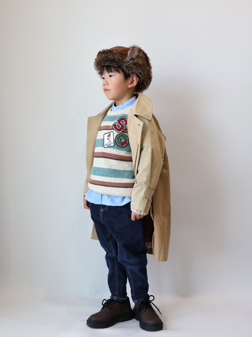 その他のニット/セーター、ブルー系のシャツ/ブラウス、ブルー系のデニムパンツを着用したキッズの冬コーディネートの2枚目の写真