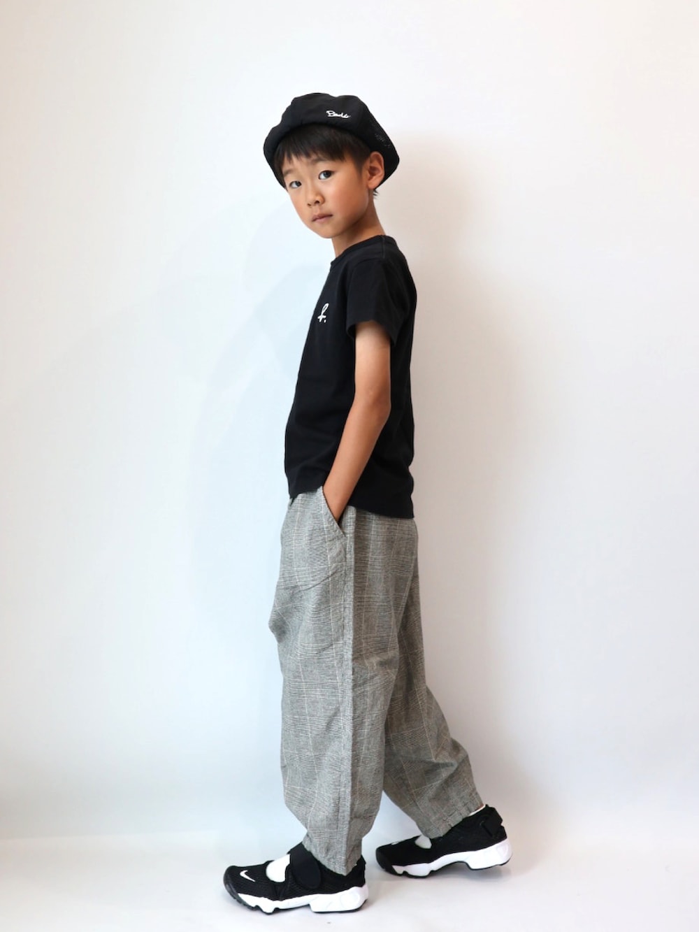 ブラック系のTシャツ/カットソー、その他のその他パンツ、ブラック系のスニーカーを着用したキッズの夏コーディネートの3枚目の写真