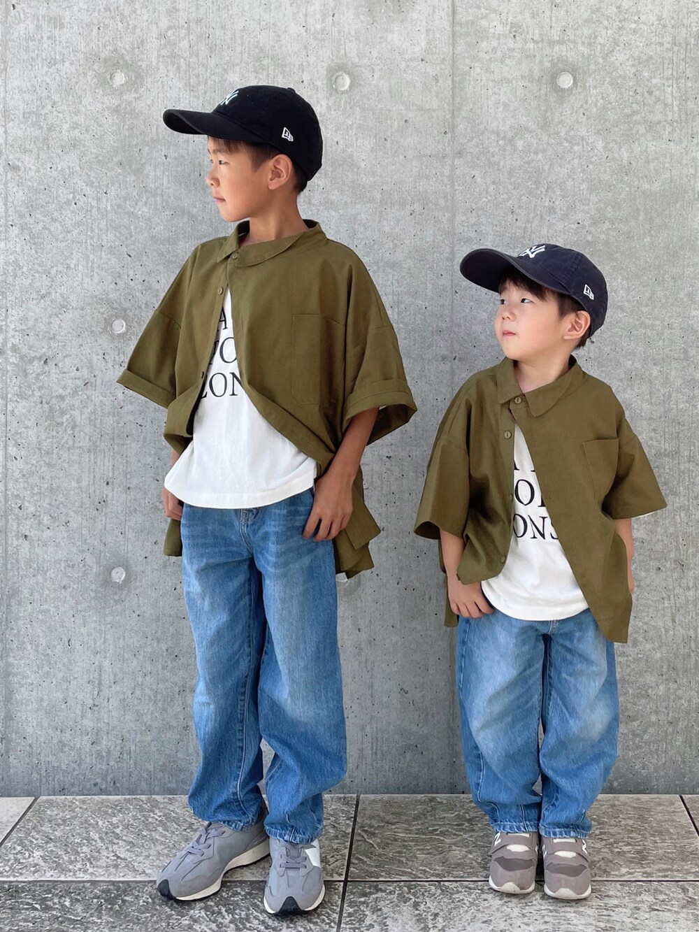 グリーン系のシャツ/ブラウス、ホワイト系のTシャツ/カットソー、ブルー系のデニムパンツを着用したキッズの夏コーディネートの2枚目の写真