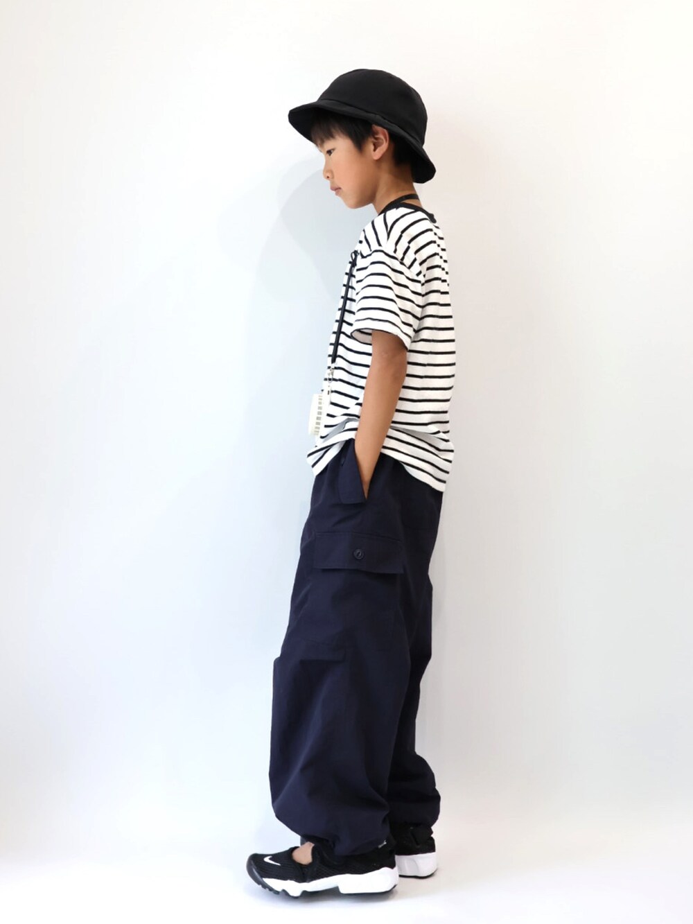 ブラック系のTシャツ/カットソー、ブルー系のカーゴパンツ、ブラック系のスニーカーを着用したキッズの夏コーディネートの3枚目の写真