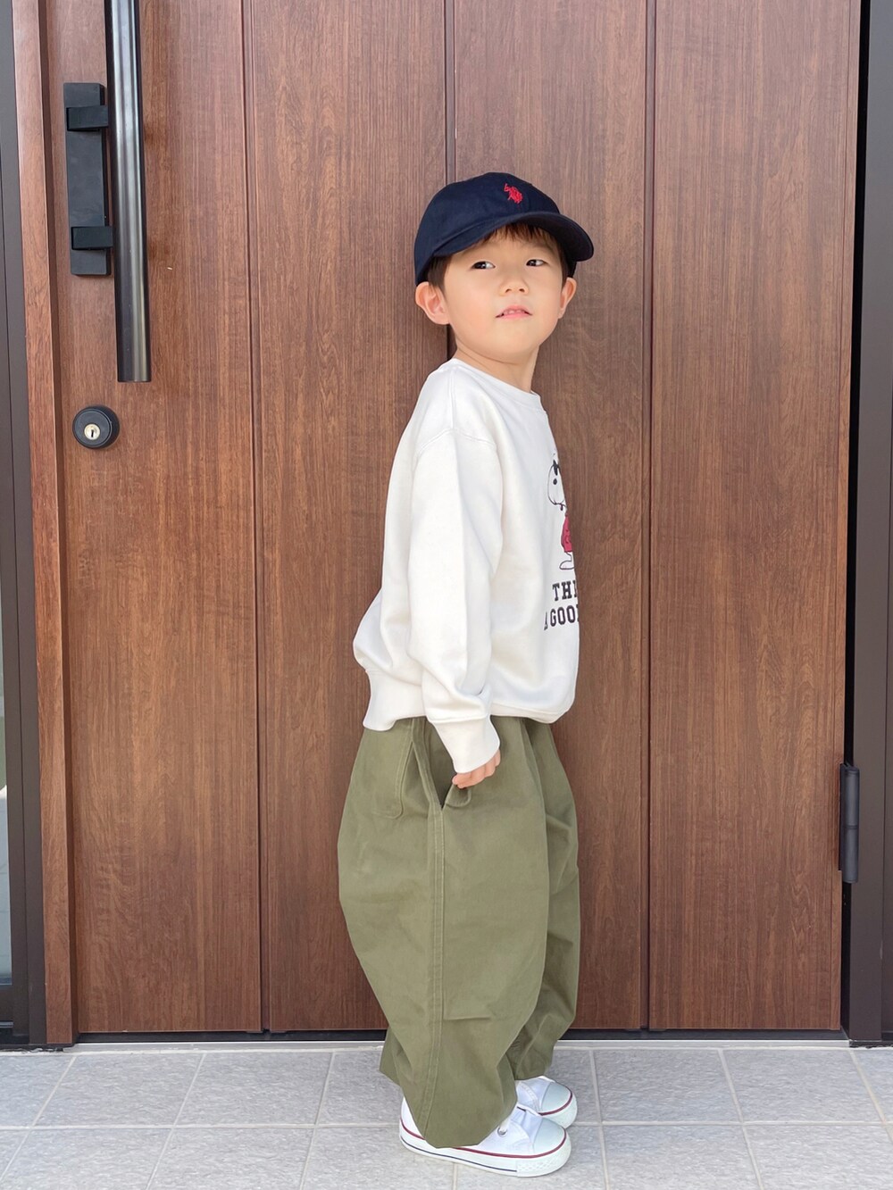 ホワイト系のトップス、グリーン系のその他パンツ、ホワイト系のスニーカーを着用したキッズの秋コーディネートの3枚目の写真