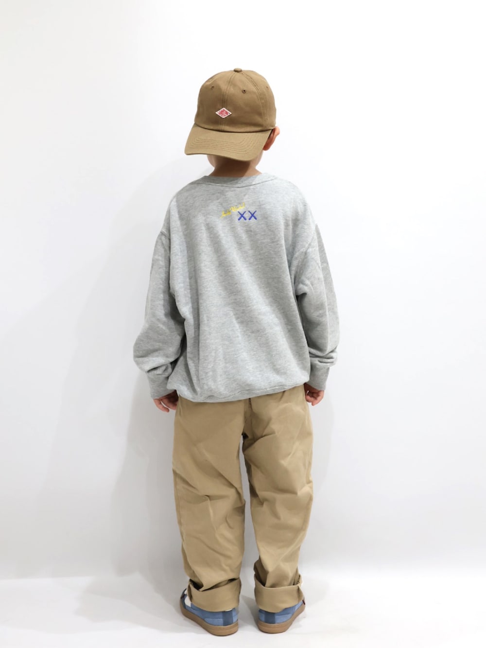 「キャップ、秋コーデ、秋服準備はじめました、チノパン、スウェット、スニーカー、ストリート、カジュアルコーデ、お出かけコーデ、休日スタイル、プチプラ、UNIQLO」｜「DANTONのDANTON | ポリエステルサージ 6Pキャップ（キャップ、イエロー系）」を使った、Nana…Haku…‪‪さん（キッズ・110cm）の秋コーディネートの4枚目の写真