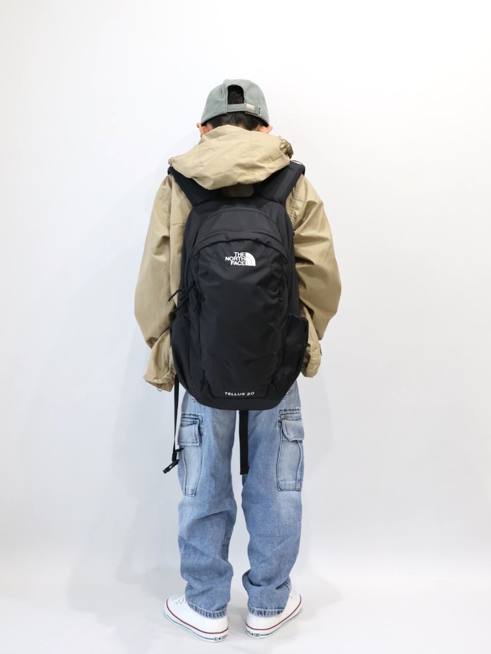 ブルー系のシャツ/ブラウス、ベージュ系のブルゾン、ブルー系のデニムパンツを着用したキッズの春コーディネートの4枚目の写真