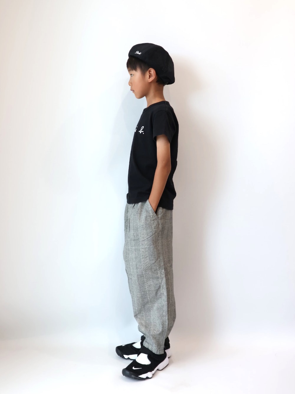 ブラック系のTシャツ/カットソー、その他のその他パンツ、ブラック系のスニーカーを着用したキッズの夏コーディネートの2枚目の写真