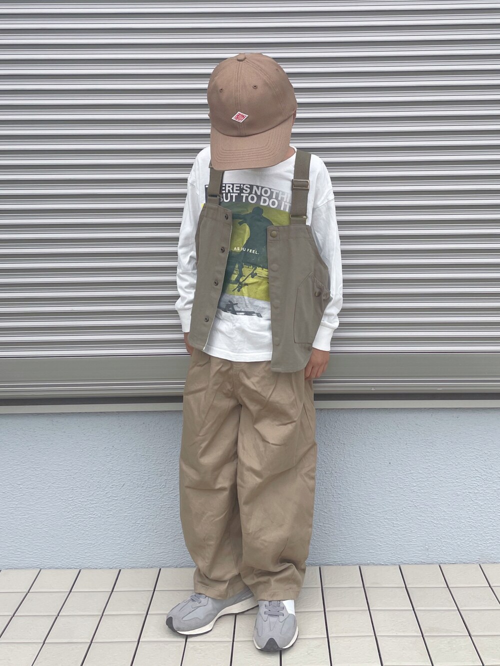 グリーン系のスウェット、ベージュ系のその他パンツ、グレー系のスニーカーを着用したキッズの夏コーディネートの2枚目の写真