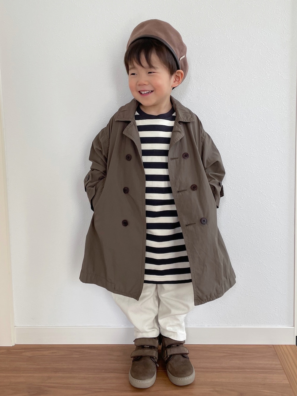 ブラウン系のジャケット/アウター、ブラック系のトップス、ベージュ系のパンツを着用したキッズの冬コーディネートの2枚目の写真
