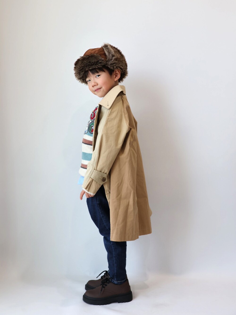 その他のニット/セーター、ブルー系のシャツ/ブラウス、ブルー系のデニムパンツを着用したキッズの冬コーディネートの3枚目の写真
