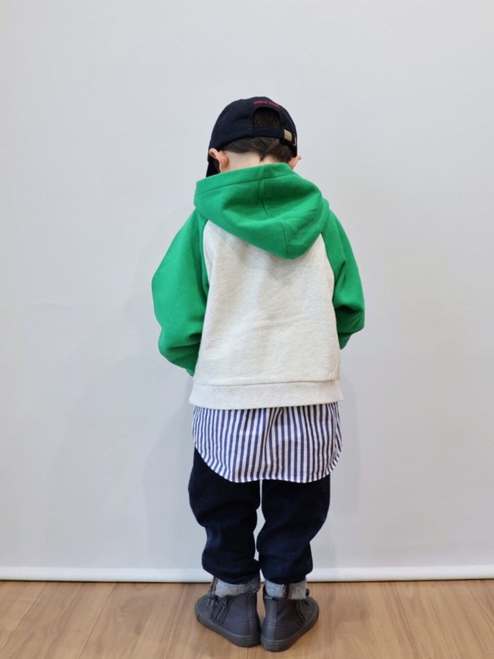 グリーン系のパーカー、ブルー系のシャツ/ブラウス、ブルー系のデニムパンツを着用したキッズの冬コーディネートの4枚目の写真