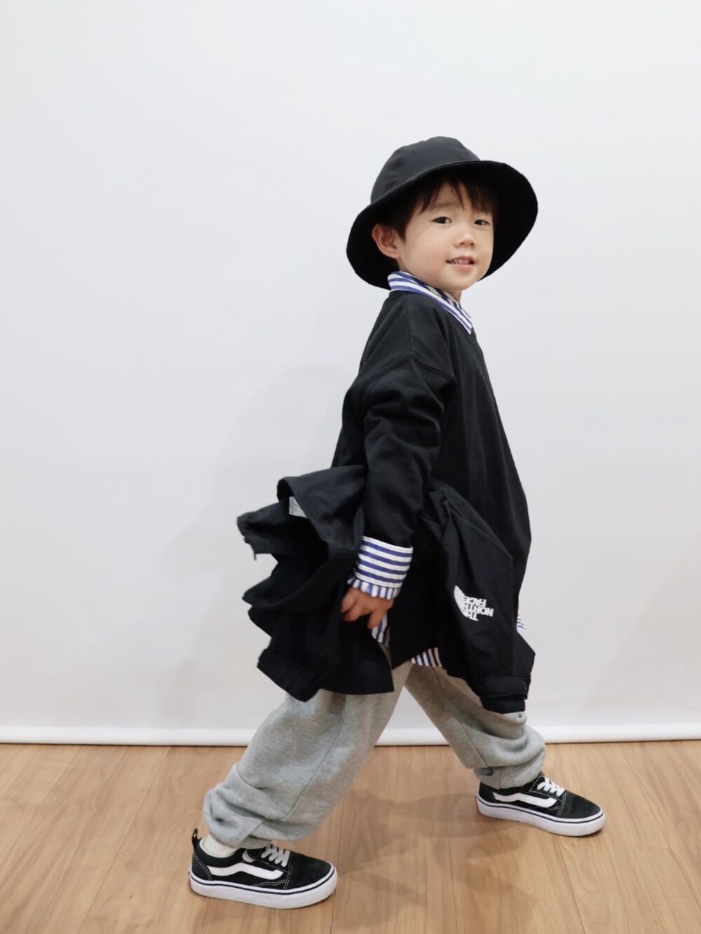 ブラック系のTシャツ/カットソー、ブルー系のシャツ/ブラウス、グレー系のその他パンツを着用したキッズの秋コーディネートの3枚目の写真