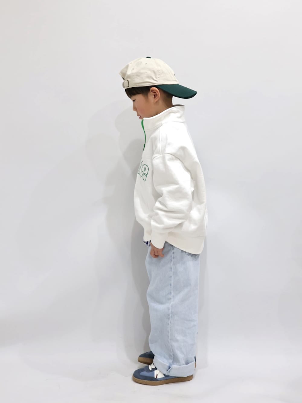 ホワイト系のスウェット、ホワイト系のパンツ、ブルー系のシューズを着用したキッズの冬コーディネートの3枚目の写真