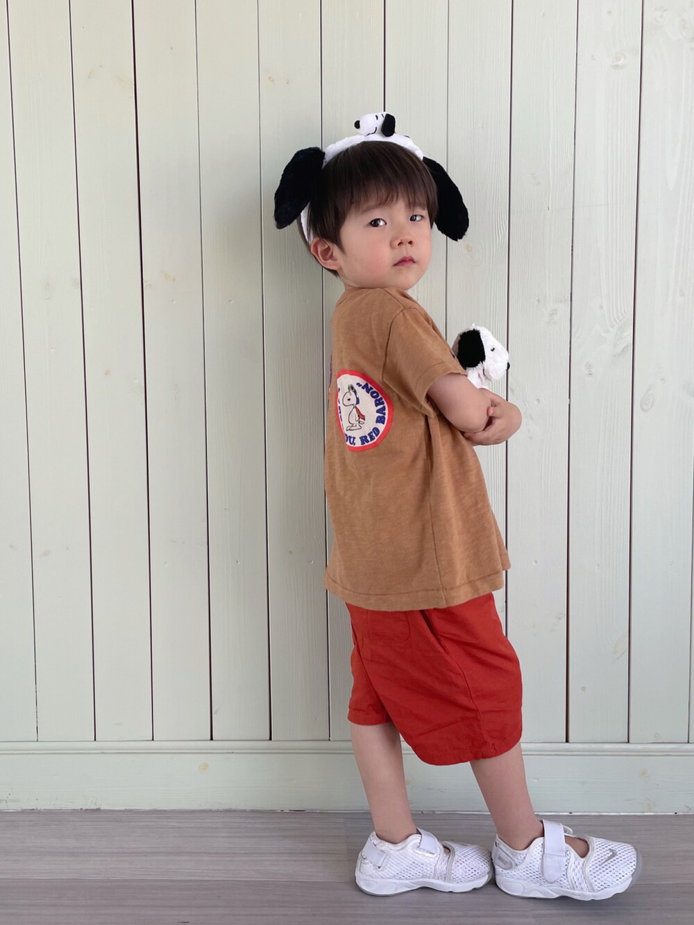 ブラウン系のTシャツ/カットソー、ブラウン系のその他パンツ、ホワイト系のスニーカーを着用したキッズの夏コーディネートの5枚目の写真