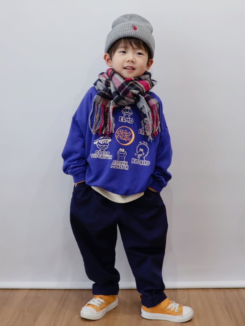 ブルー系のスウェット、ベージュ系のTシャツ/カットソー、ブルー系のパンツを着用したキッズの冬コーディネートの4枚目の写真