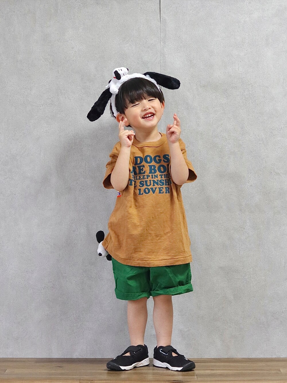 ブラウン系のTシャツ/カットソー、ブラウン系のその他パンツ、ホワイト系のスニーカーを着用したキッズの夏コーディネートの2枚目の写真