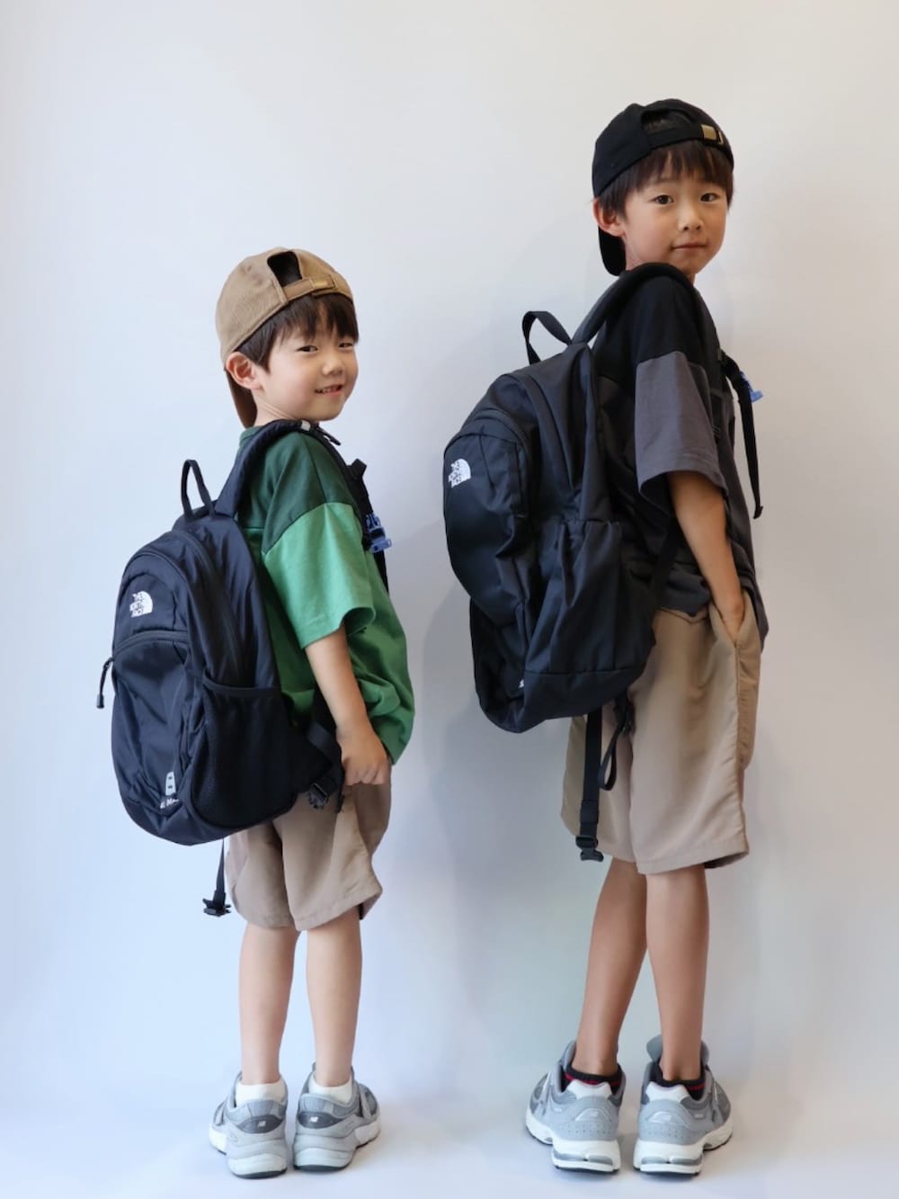 グリーン系のTシャツ/カットソー、グレー系のTシャツ/カットソー、ベージュ系のその他パンツを着用したキッズの夏コーディネートの2枚目の写真