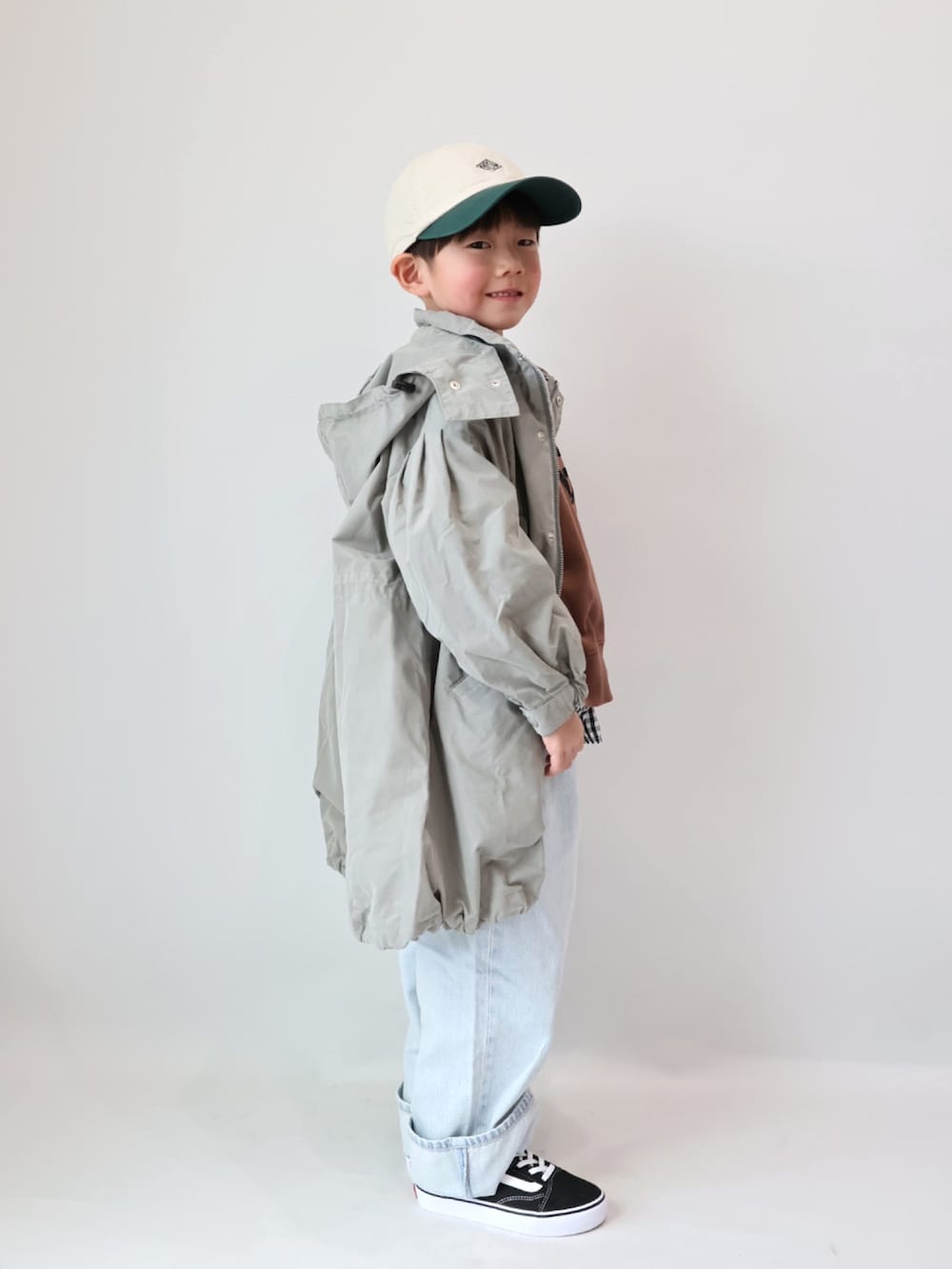 ブラウン系のスウェット、グリーン系のモッズコート、ブラック系のシャツ/ブラウスを着用したキッズの冬コーディネートの4枚目の写真