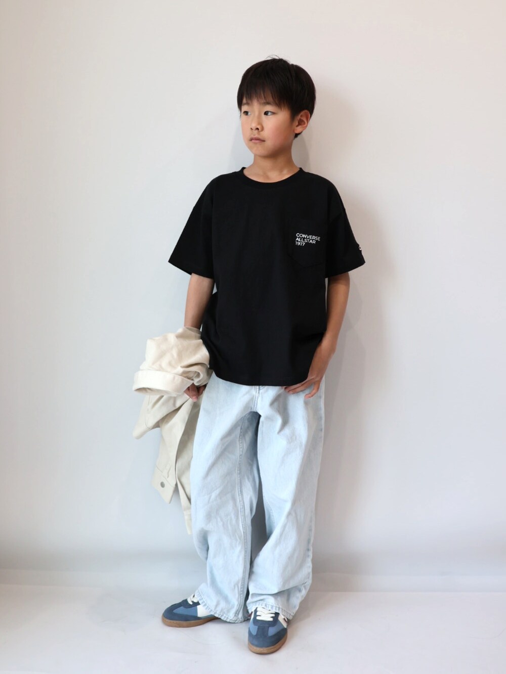 ホワイト系のジャケット/アウター、ブルー系のデニムパンツ、ブルー系のシューズを着用したキッズの春コーディネートの4枚目の写真