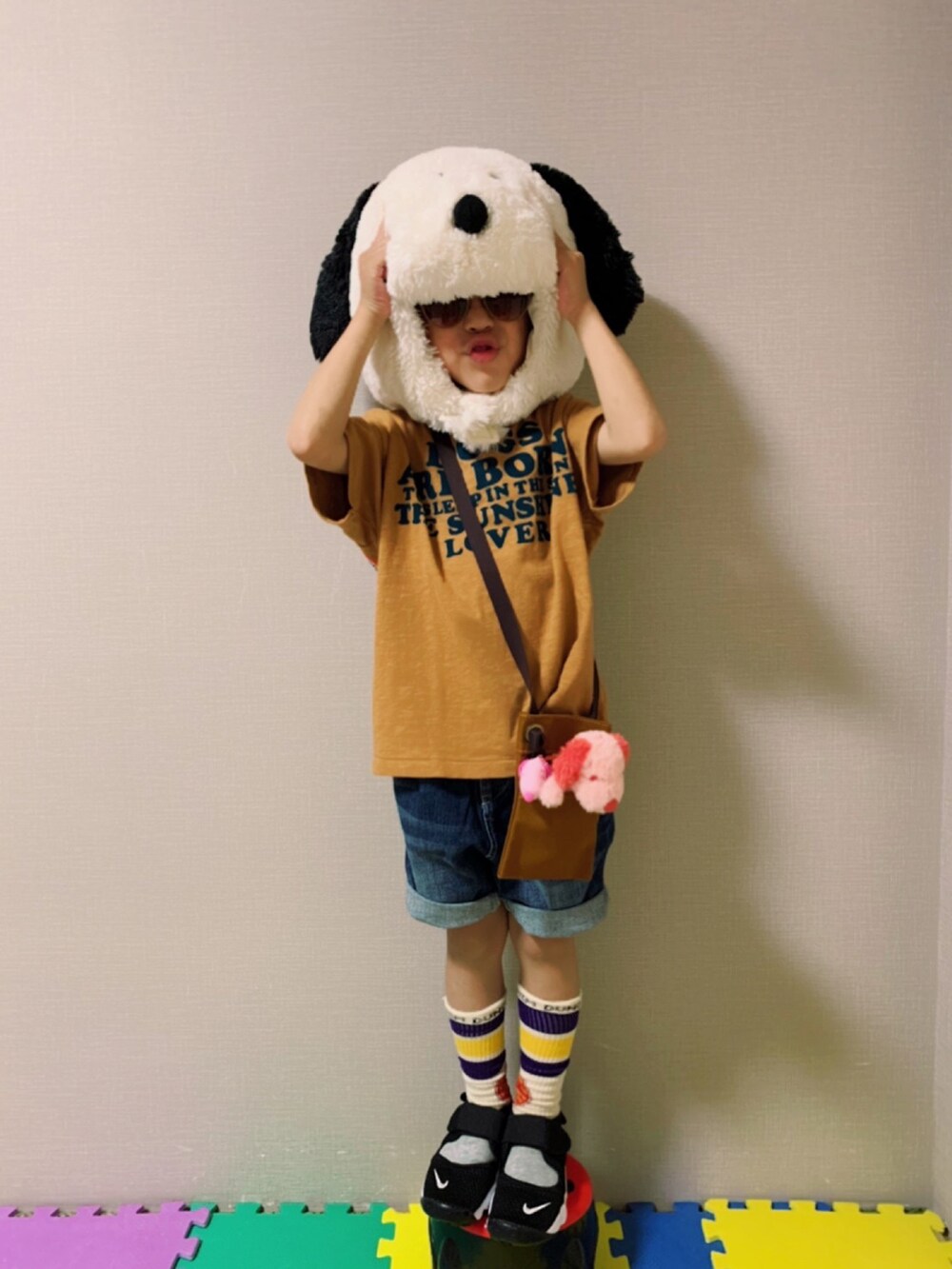 ブラウン系のTシャツ/カットソー、ブラウン系のその他パンツ、ホワイト系のスニーカーを着用したキッズの夏コーディネートの4枚目の写真