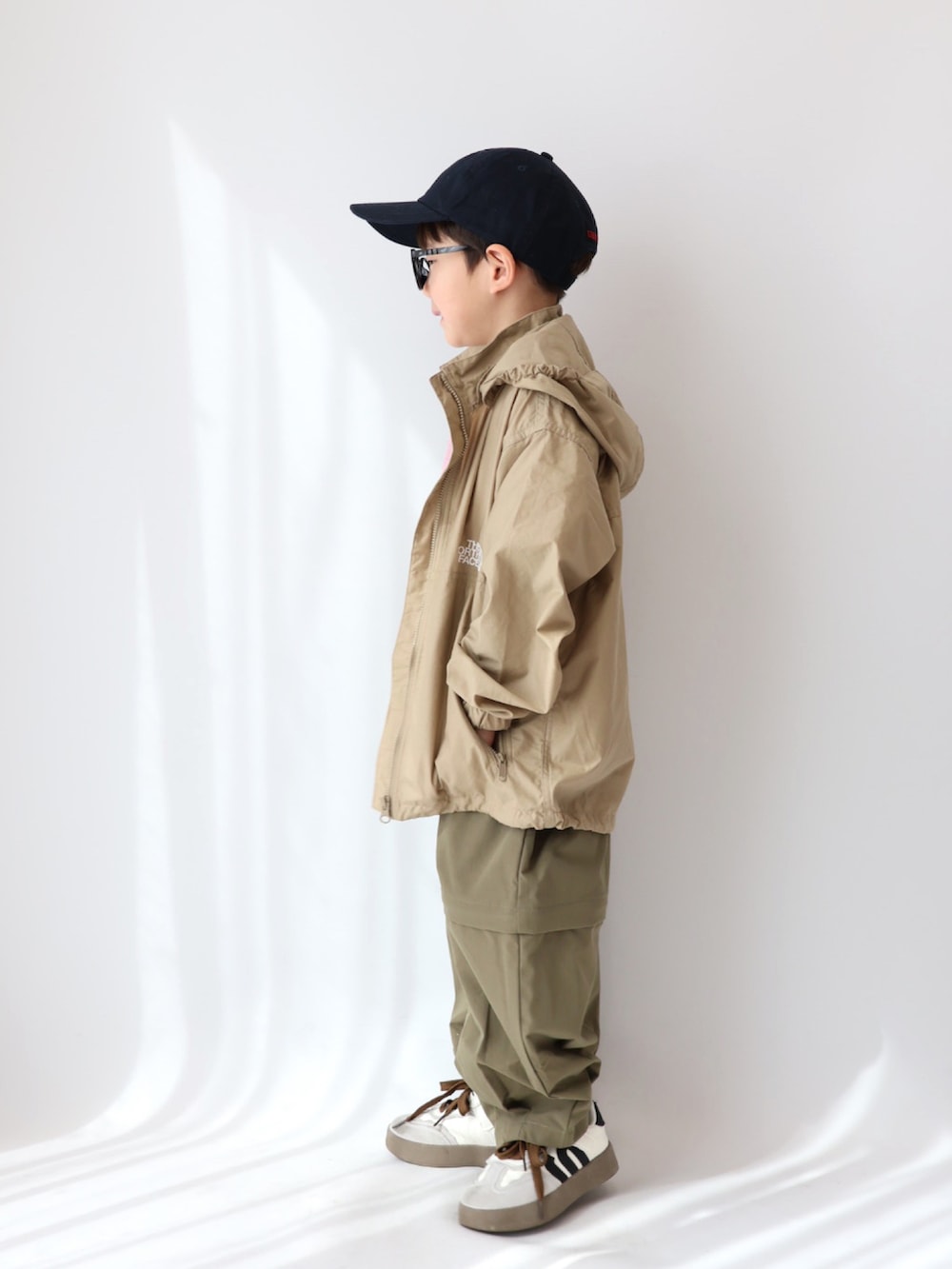 ピンク系のTシャツ/カットソー、グリーン系のパンツ、ベージュ系のブルゾンを着用したキッズの春コーディネートの4枚目の写真