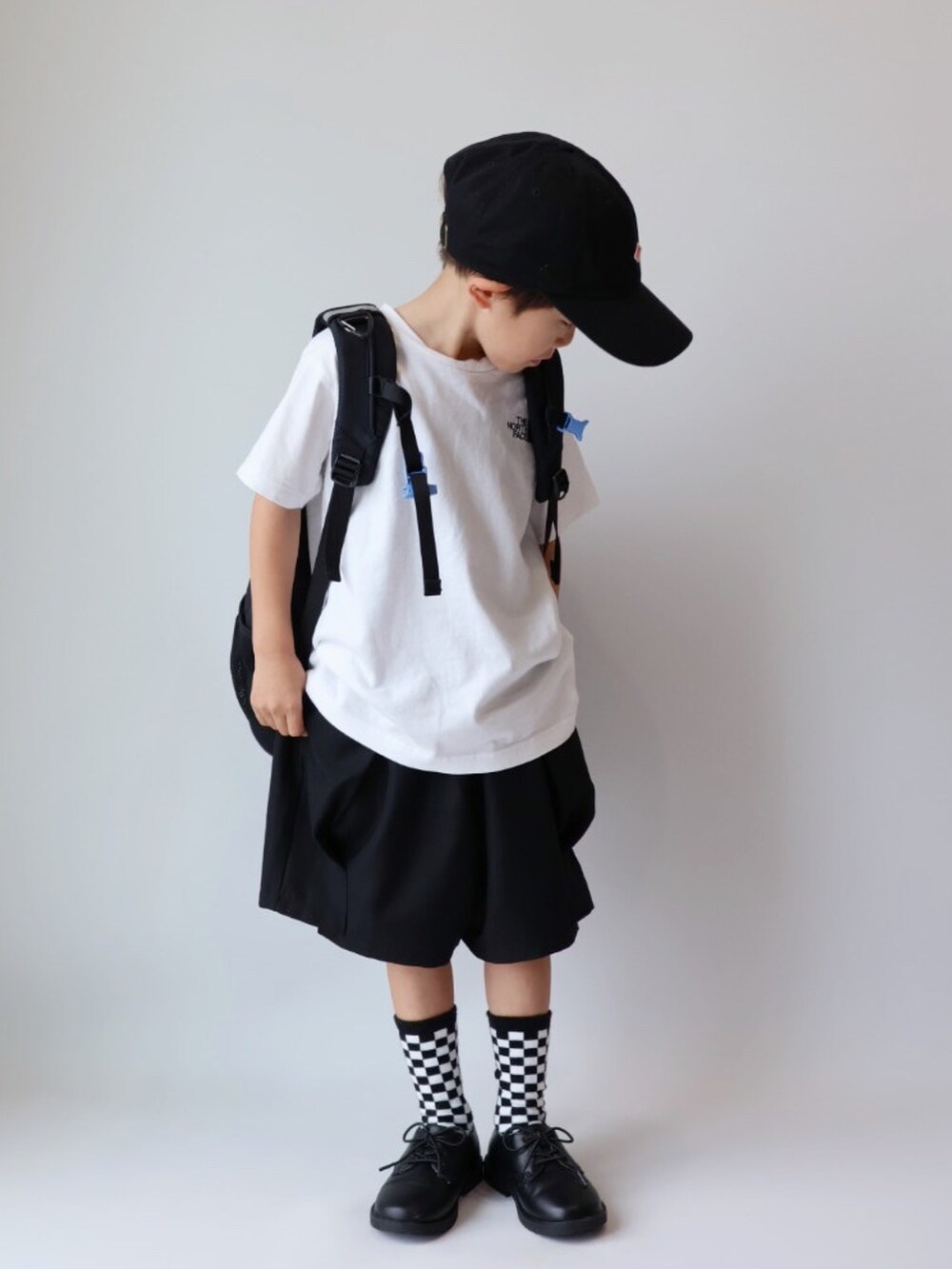 ホワイト系のTシャツ/カットソー、ブラック系のその他パンツ、ブラック系のその他シューズを着用したキッズの夏コーディネートの2枚目の写真