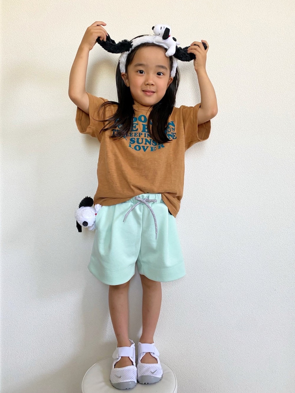 ブラウン系のTシャツ/カットソー、ブラウン系のその他パンツ、ホワイト系のスニーカーを着用したキッズの夏コーディネートの3枚目の写真