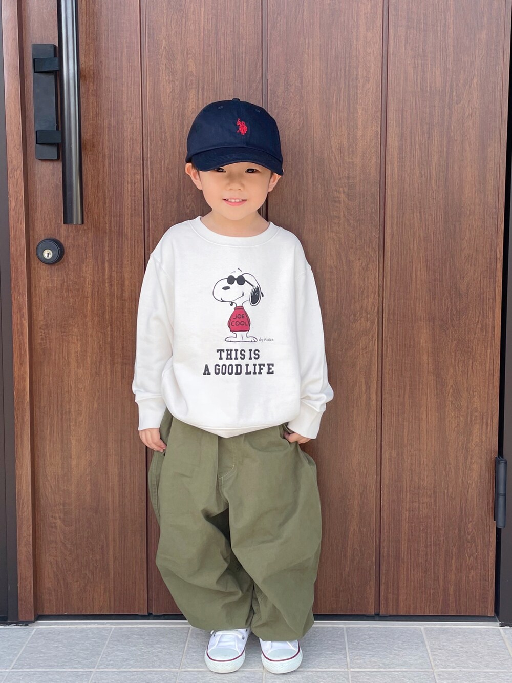 ホワイト系のトップス、グリーン系のその他パンツ、ホワイト系のスニーカーを着用したキッズの秋コーディネートの4枚目の写真