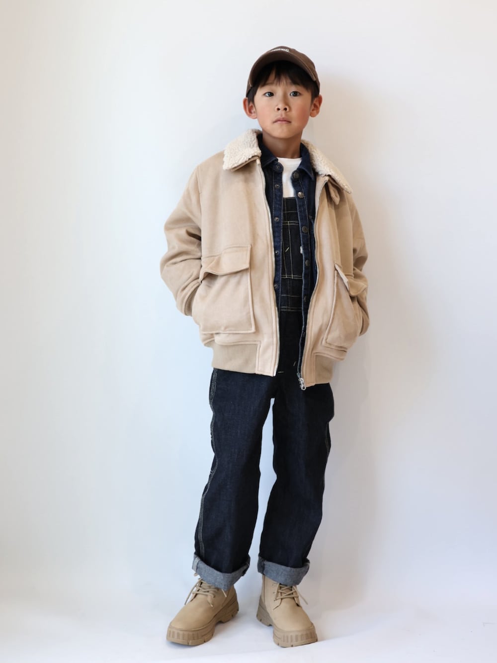 「クリスマスに着たい服、ボアジャケット、ストリート、ブーツ、レイヤードスタイル、サロペット、キャップ、冬アウター、休日スタイル、マイベストコーデ2023、お出かけコーデ、秋冬コーデ、冬コーデ」｜「NEW ERAのNEW ERA x B:MING by BEAMS / 別注 930 パッカブル ６パネルキャップ（キャップ、ブラウン系）」を使った、Nana…Haku…‪‪さん（キッズ・100cm）の冬コーディネートの2枚目の写真