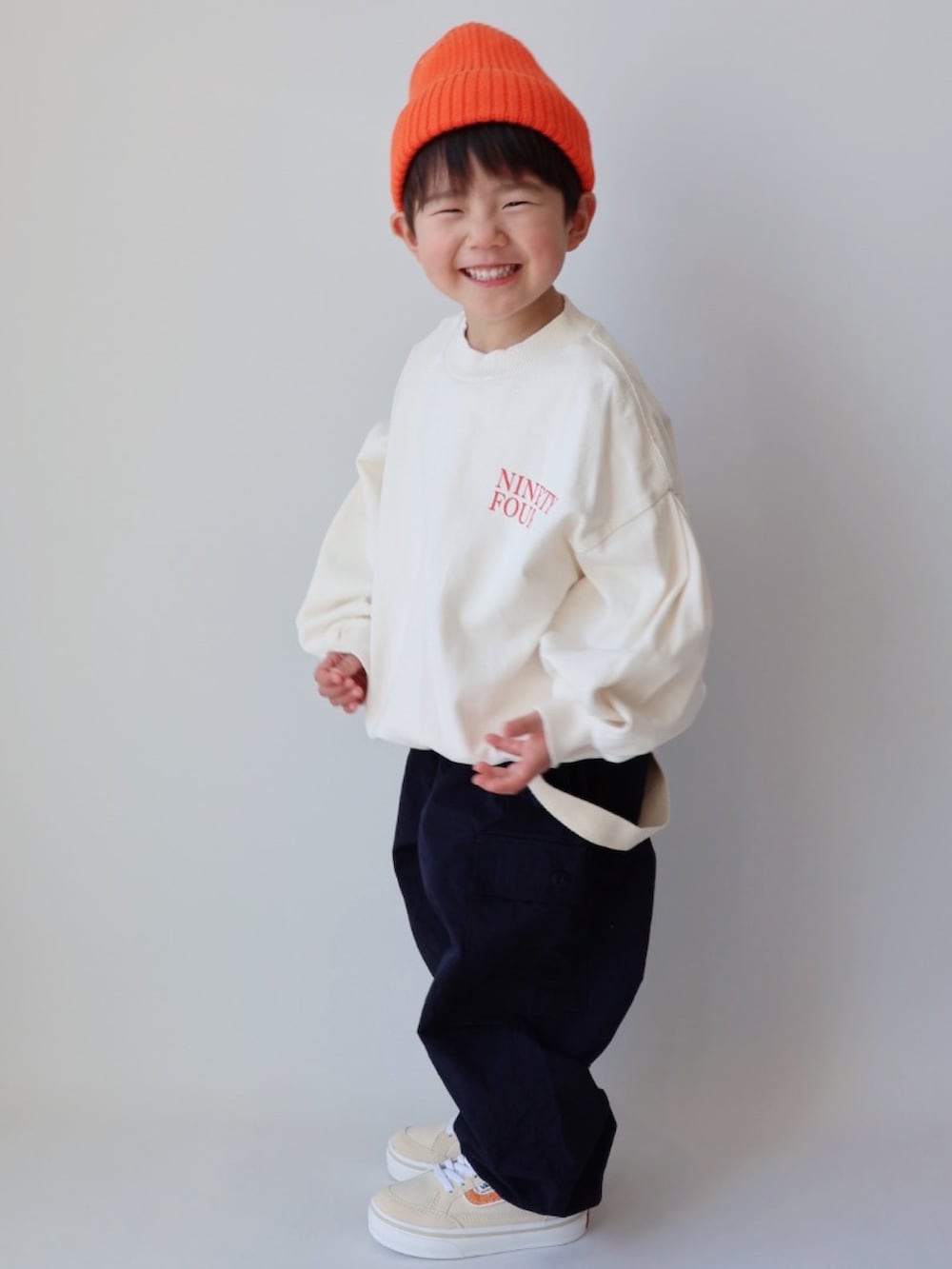 ホワイト系のスウェット、ブルー系のカーゴパンツ、ベージュ系のスニーカーを着用したキッズの冬コーディネートの4枚目の写真