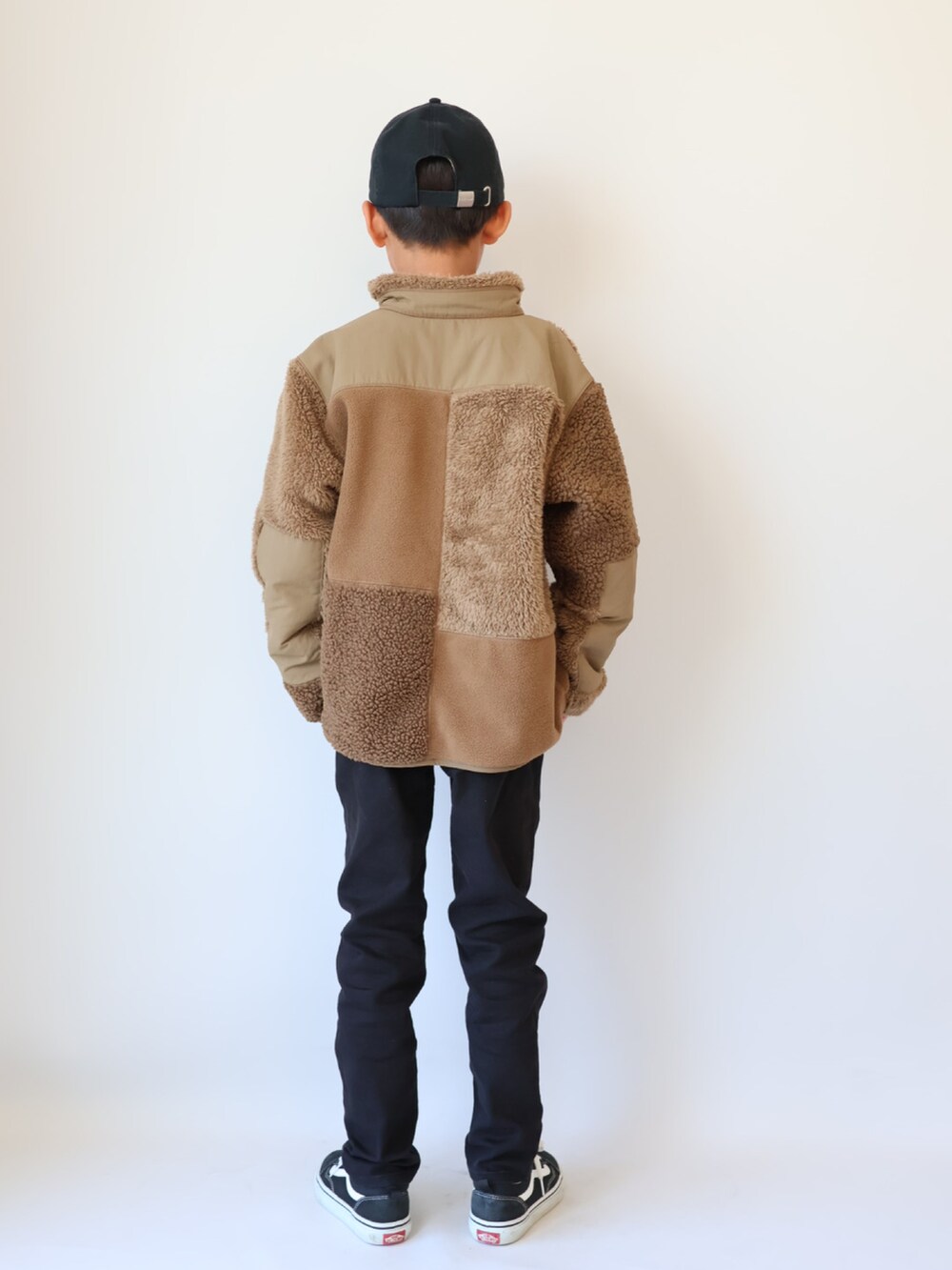 ホワイト系のTシャツ/カットソー、ベージュ系のジャケット/アウター、ブラック系のパンツを着用したキッズの冬コーディネートの4枚目の写真