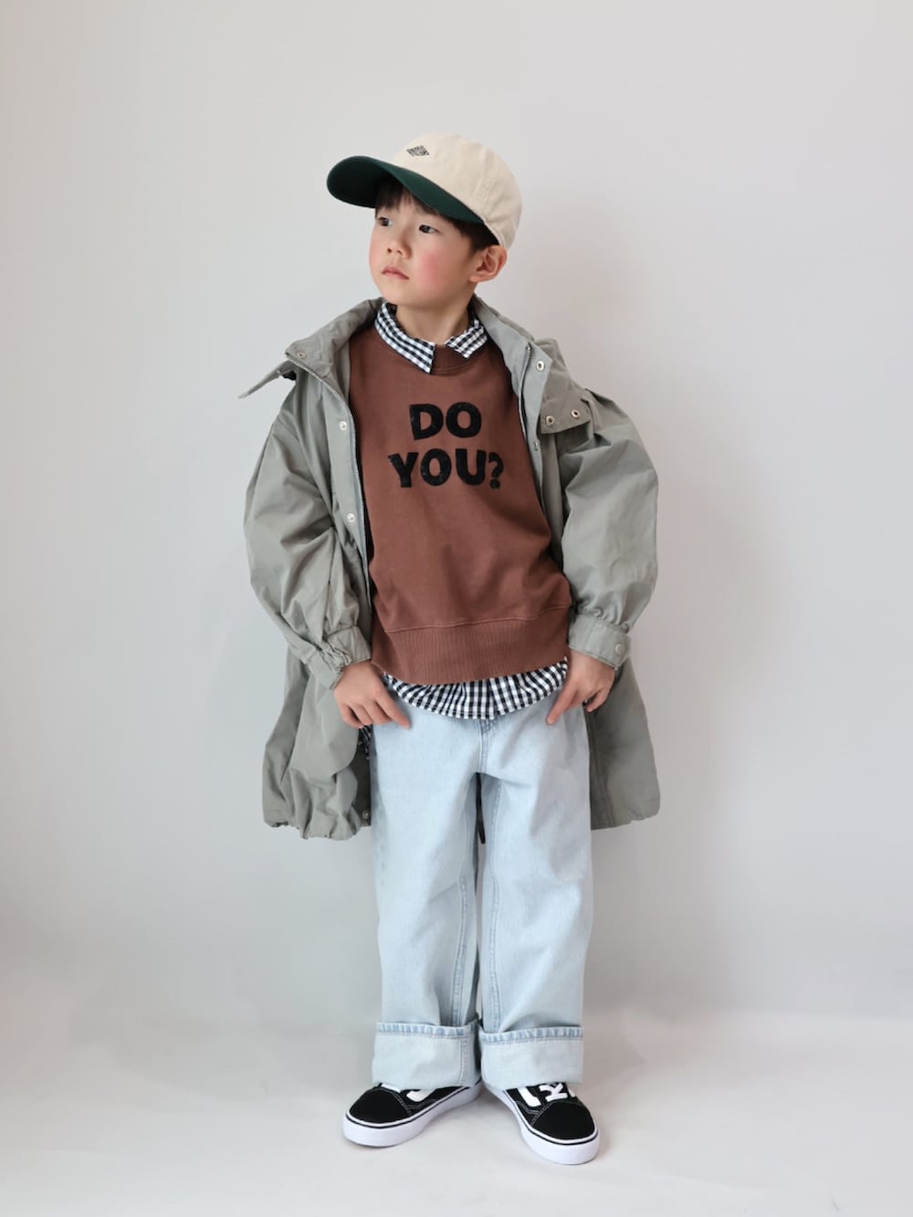 ブラウン系のスウェット、グリーン系のモッズコート、ブラック系のシャツ/ブラウスを着用したキッズの冬コーディネートの2枚目の写真