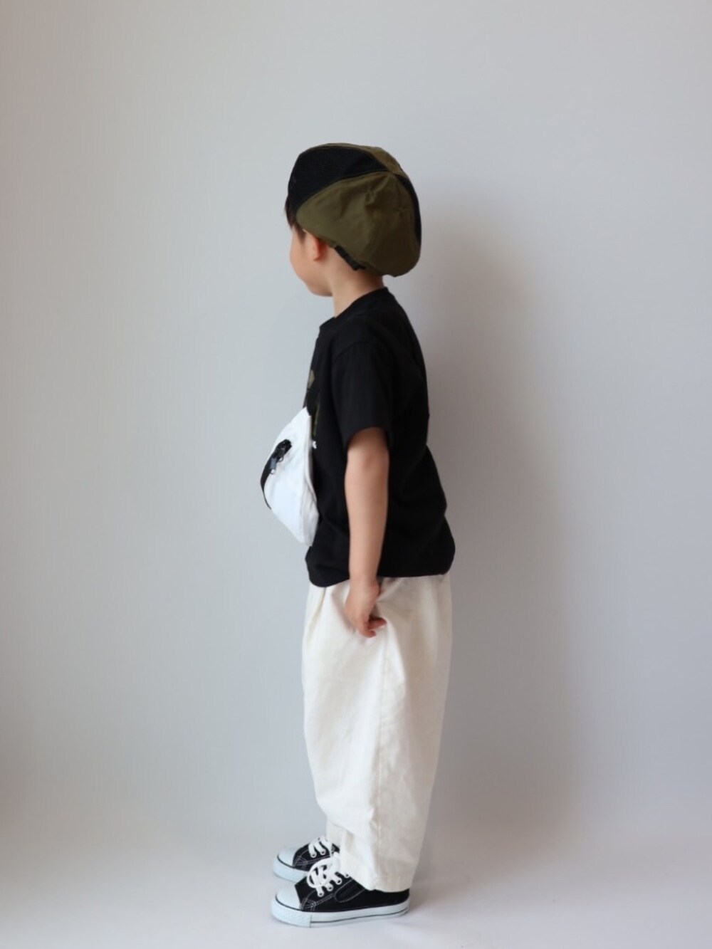 ホワイト系のボディバッグ/ウエストポーチ、ブラック系のTシャツ/カットソー、ホワイト系のその他パンツを着用したキッズの春コーディネートの4枚目の写真