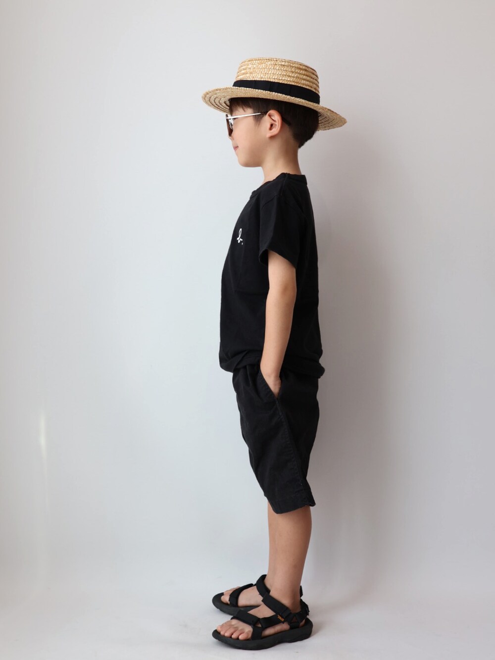 ブラック系のTシャツ/カットソー、ブラック系のその他パンツ、ブラック系のサンダルを着用したキッズの夏コーディネートの3枚目の写真