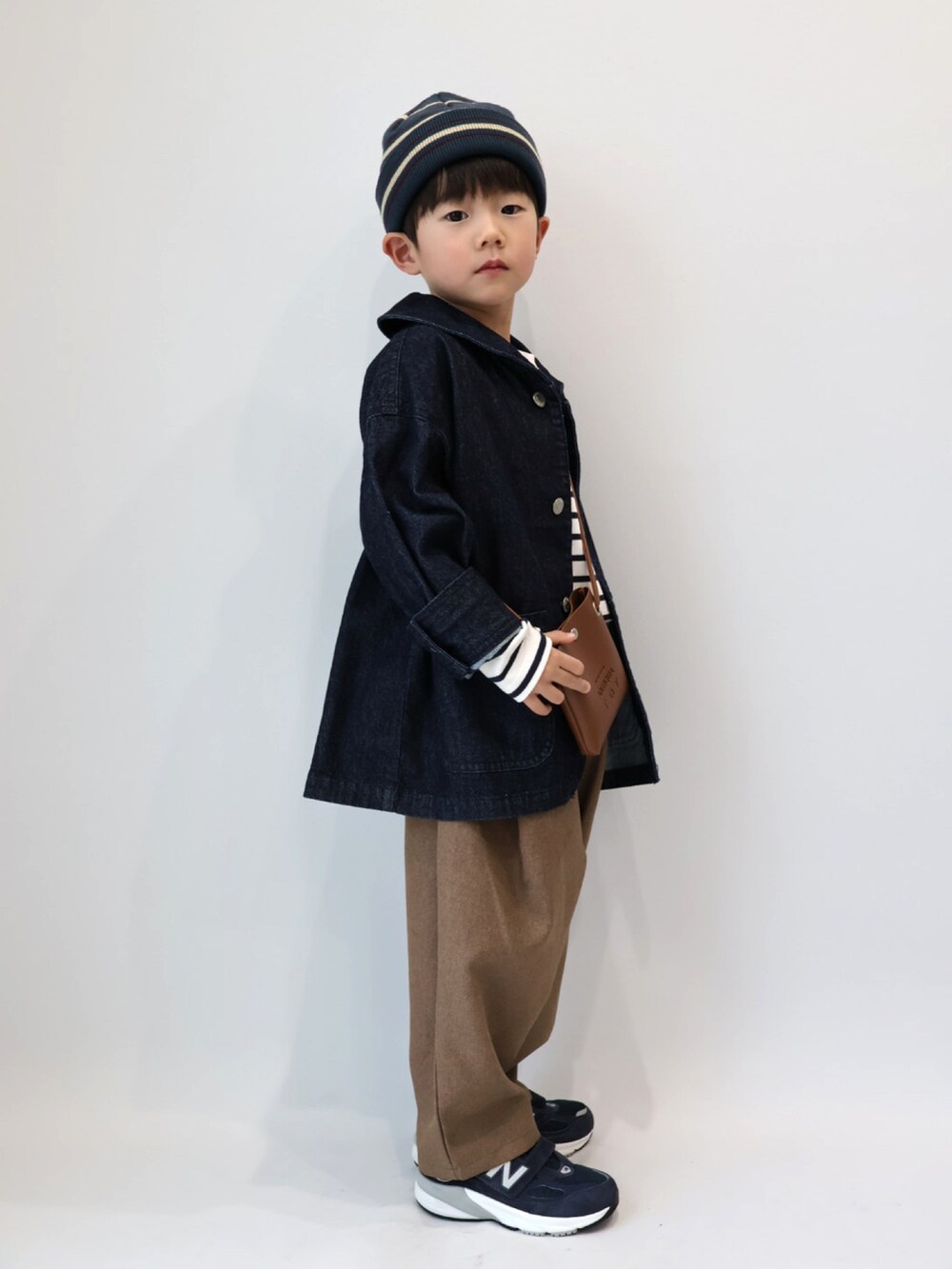 ブルー系のカバーオール、ブラウン系のショルダーバッグ、その他のトップスを着用したキッズの冬コーディネートの5枚目の写真